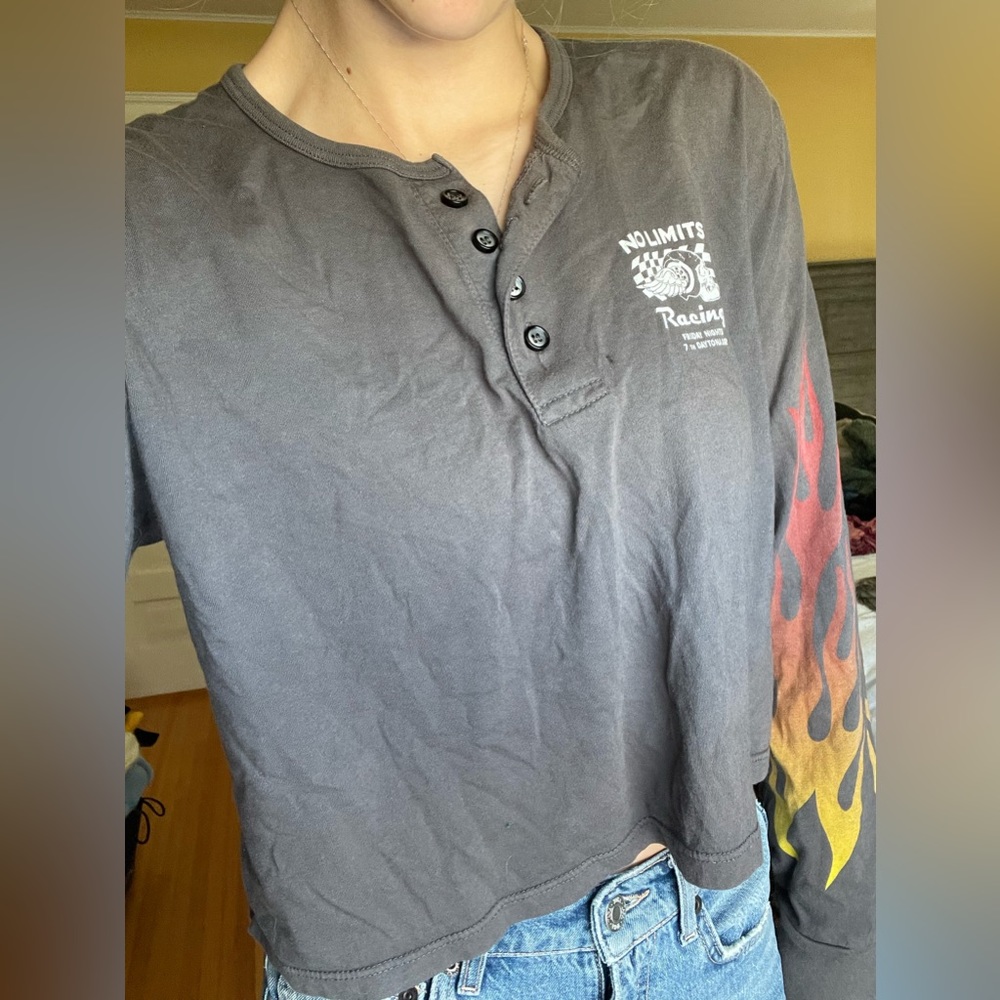 Graphic long sleeve great condition